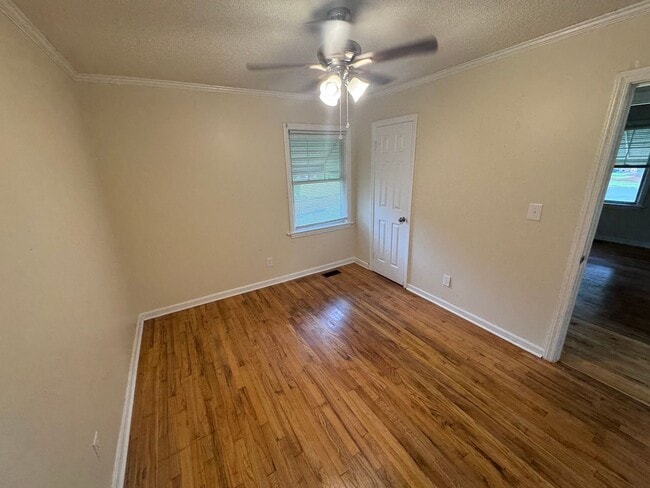 Building Photo - 3 Bedroom Brick Ranch with Carport and Lar...