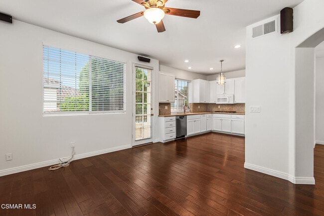 Building Photo - 375 Avenida De Royale