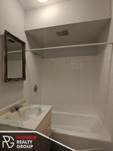 Building Photo - 833 W Wolfram St