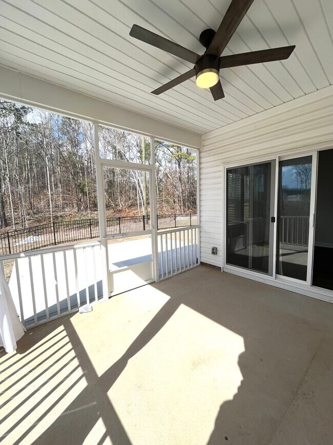 Building Photo - 3 BR, 2 BA with Fenced Yard and Fantastic Amenities!