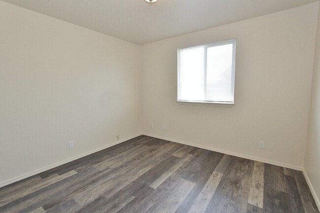 Building Photo - 527 N Moffatt Ave