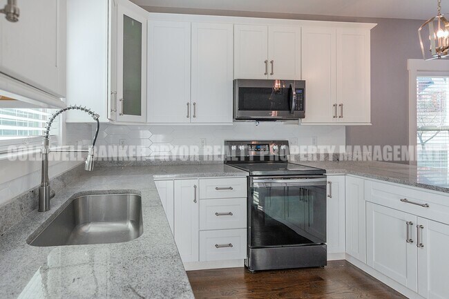 Building Photo - 9618 Shooting Star Cir