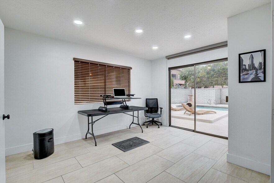 Building Photo - 945 Vegas Valley Dr