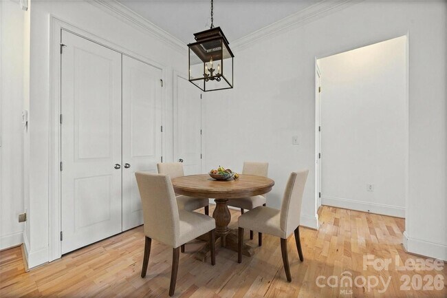 Building Photo - 2938 Selwyn Ave