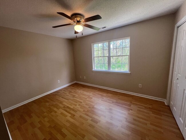 Building Photo - Beautiful 2 bedroom 2.5 bath town house located off Piney Green Road