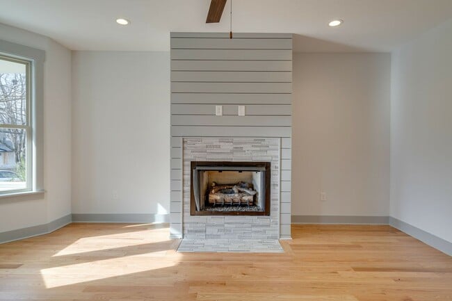 Building Photo - Stunning 3BE/2.5BA in the SHELBY PARK area! Easy DOWNTOWN access!