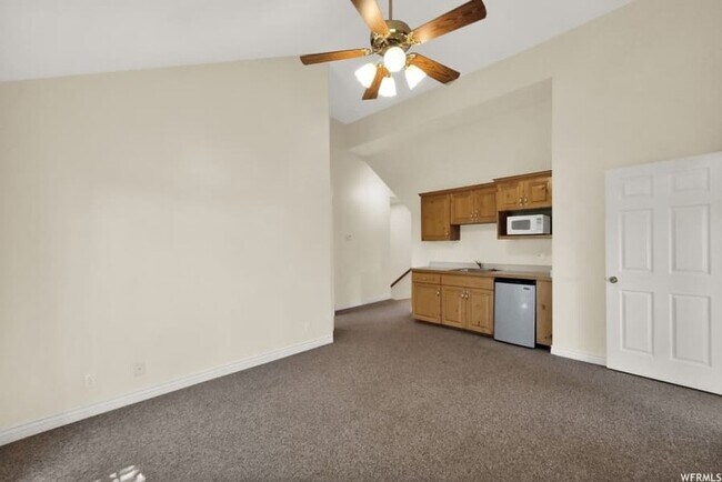 Building Photo - 340 Rainbow Ln