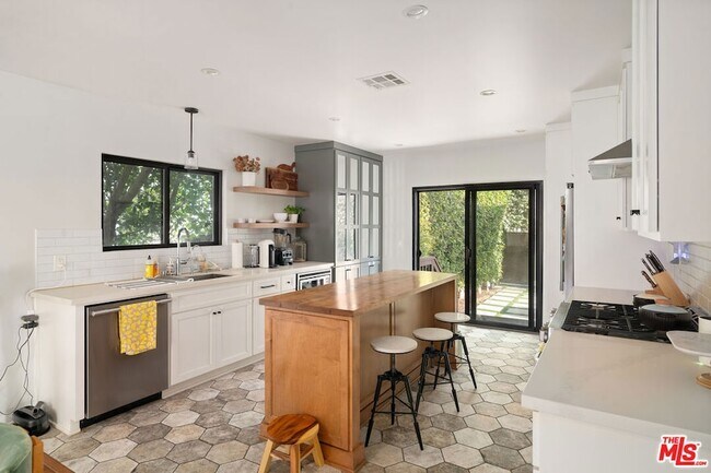 Building Photo - 1414 S Curson Ave