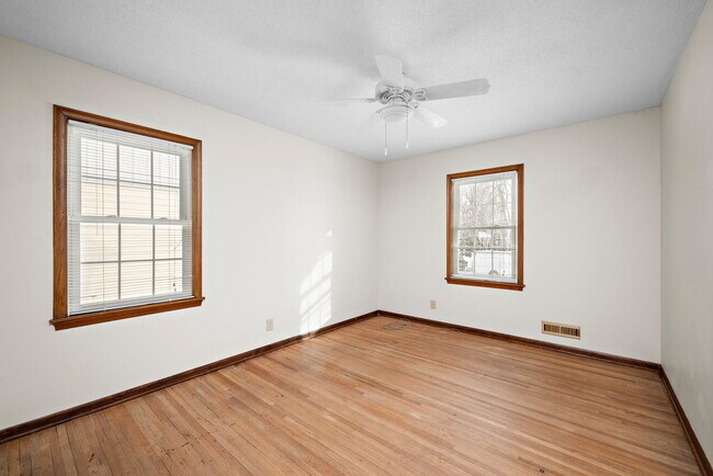 Main floor second bedroom - 3322 Meridian Dr