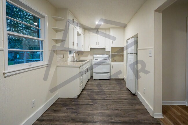 Building Photo - 1921 S Vine St