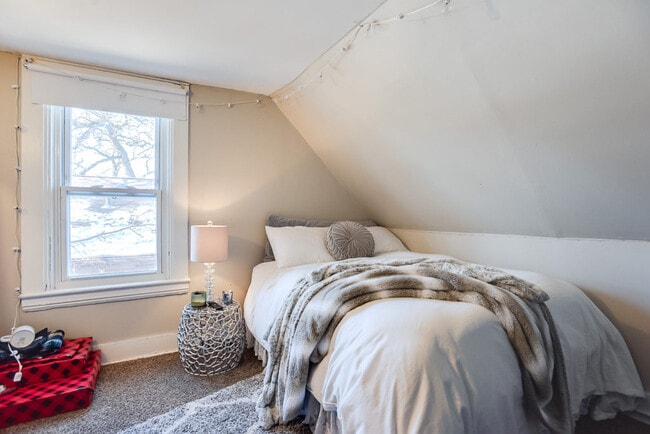 Building Photo - 425 12th Ave SE