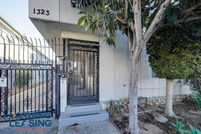 Building Photo - 1321 N Harvard Blvd