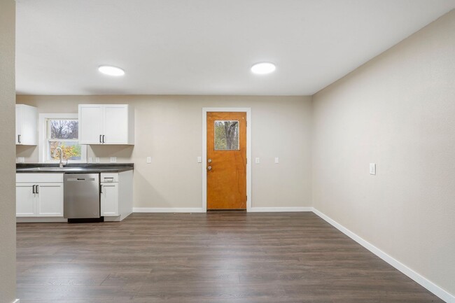 Building Photo - Fully Remodeled 3 bedroom | 1 bathroom | 1...