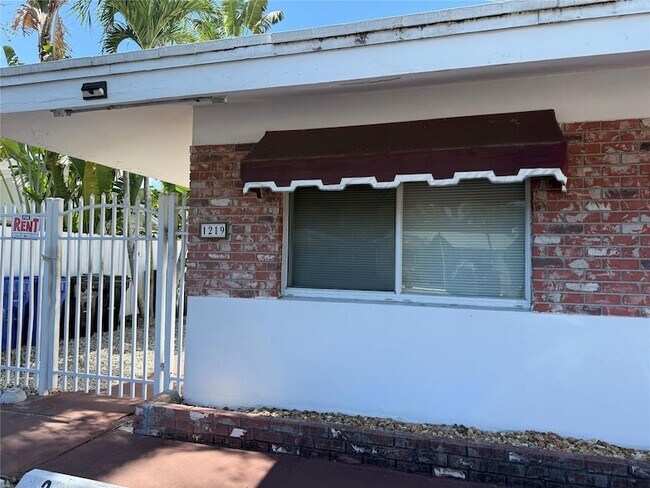 Building Photo - 1219 NE 14th Ave