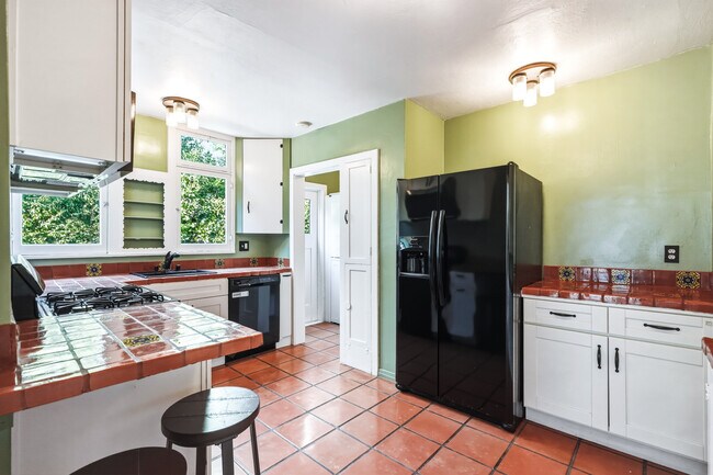 Kithcen - 1284 S Cloverdale Ave