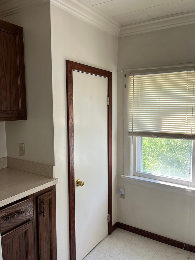 Building Photo - 216 Rochelle Ave