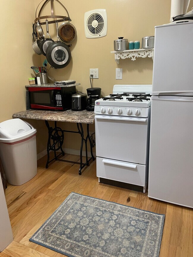 Building Photo - 198 Schools Dr