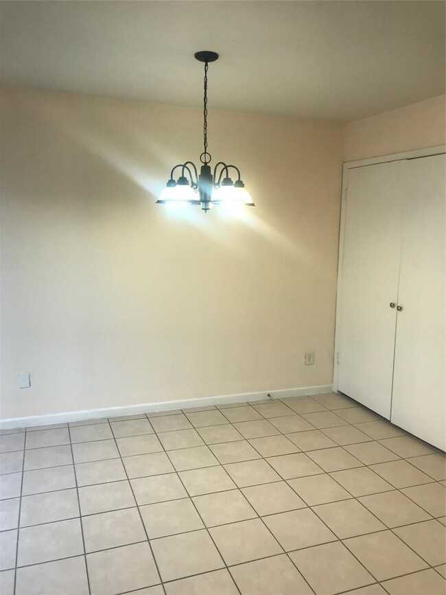 Building Photo - 8646 Maplecrest Dr