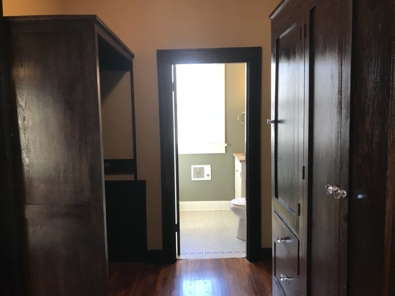 Building Photo - 616 E 7th St