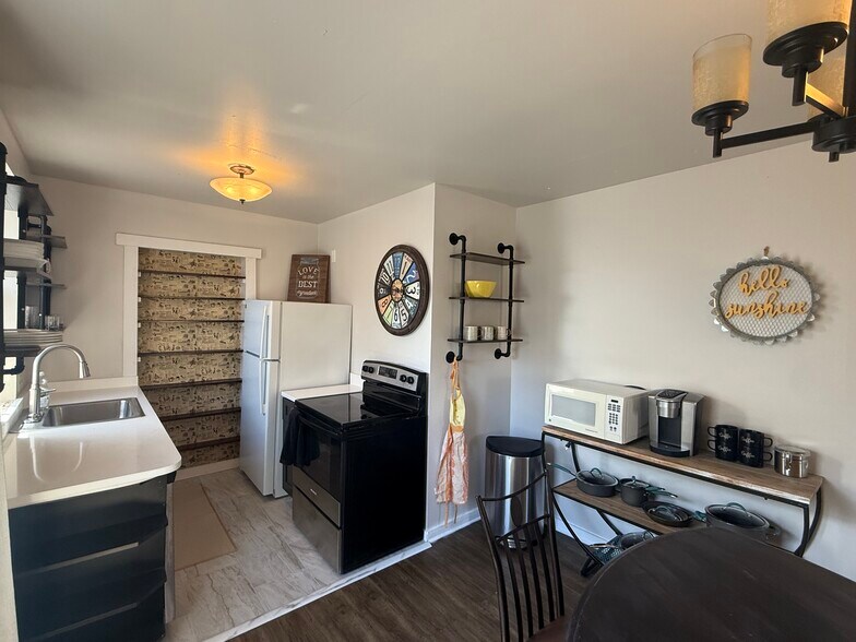 Building Photo - 1065 Colorado Blvd