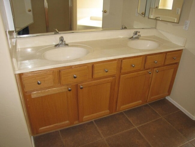 Building Photo - $500 OFF FIRST MONTHS FULL RENT!