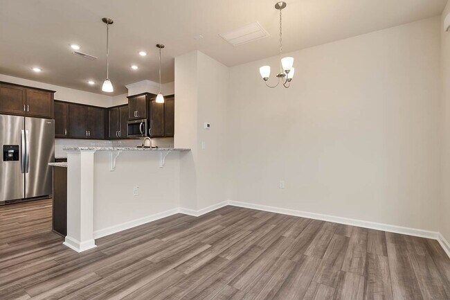 Building Photo - Cozy Townhome with 2 car garage!