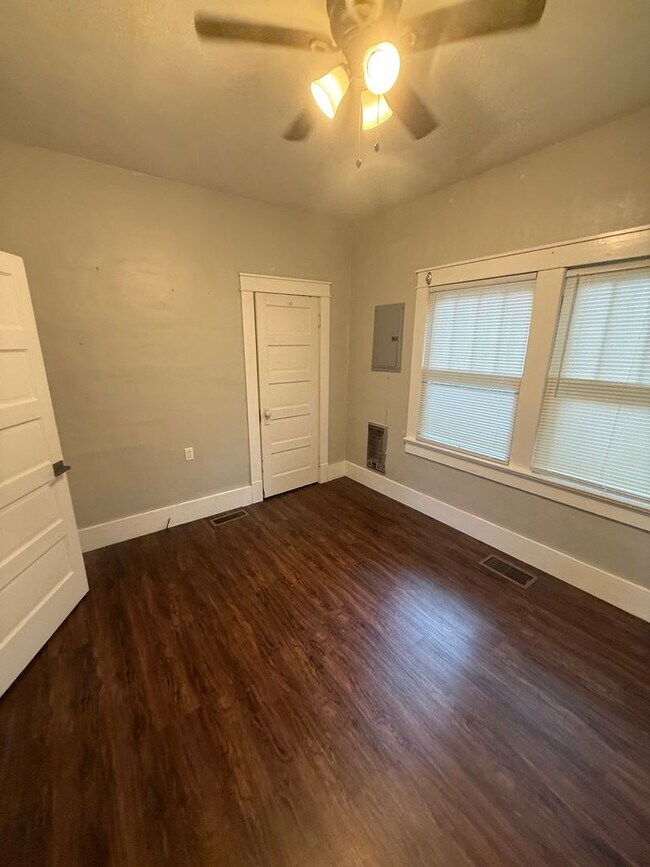 Building Photo - 3 Bed/1 Bath Home with Cellar