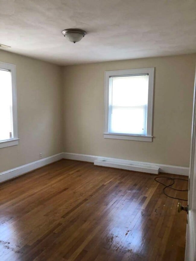 Building Photo - UPSTAIRS DUPLEX