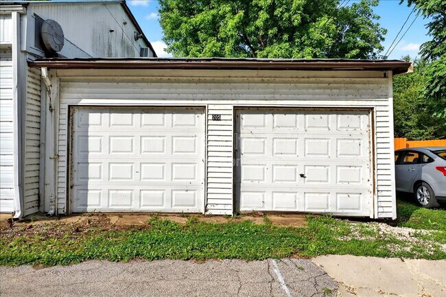 Building Photo - 205 Schirmer St
