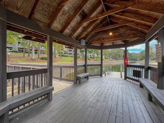 Building Photo - Amenity rich water front condo ready for move in!