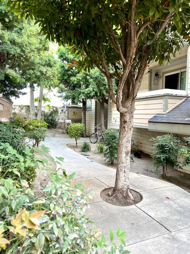 Building Photo - 11150 Glenoaks Blvd