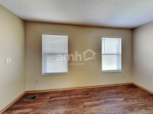 Building Photo - 906 Lakeway Ct E