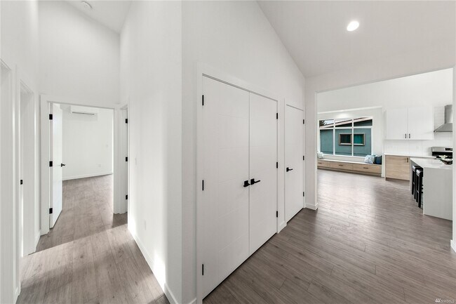 Building Photo - 514 Canal Dr NE