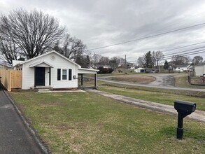 Building Photo - 2 bedroom 1 bath located in the heart of G...