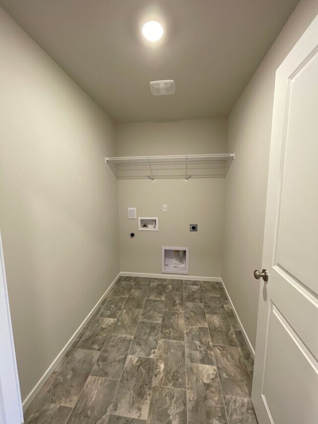 Building Photo - Town Home in NW Redmond's Canyon Ridge - PENDING APPLICATION