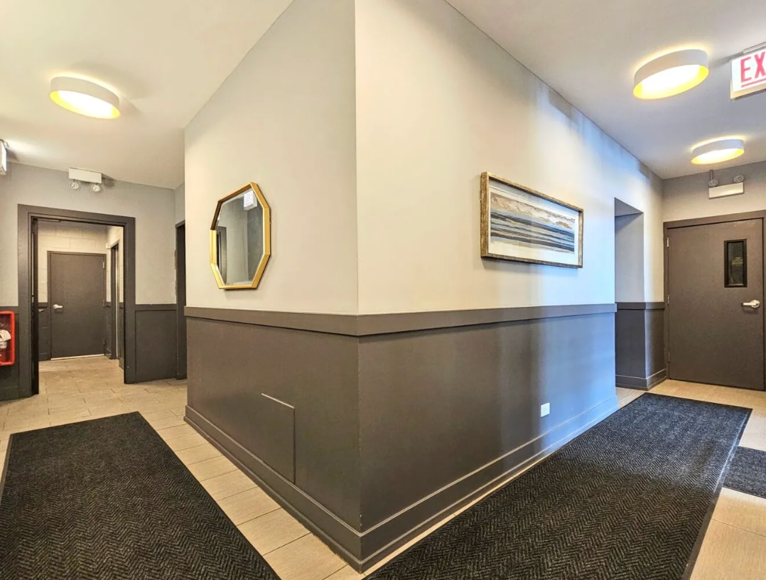 Building Photo - 1223 N La Salle Dr