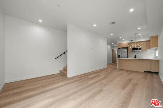 Building Photo - 2001 Vista Del Mar Ave