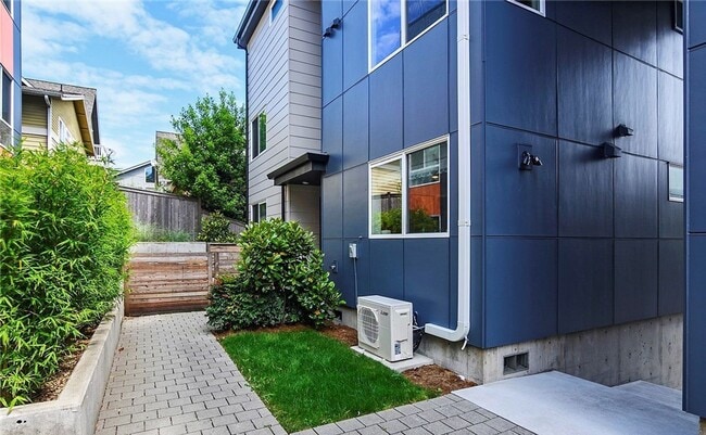 Building Photo - LUXURY WEST SEATTLE TOWNHOME FOR RENT; AVA...