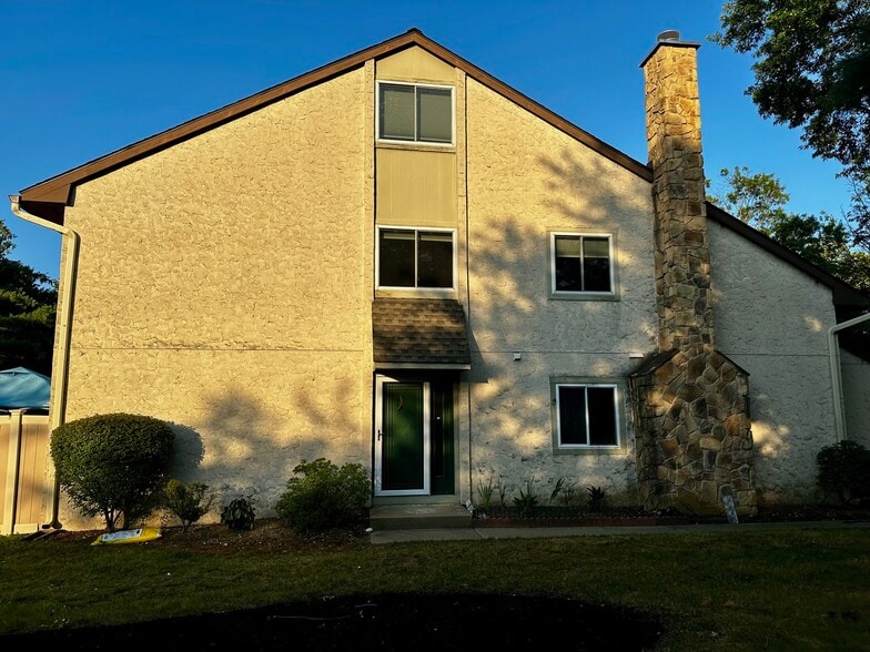 Primary Photo - 99 Thoreau Dr