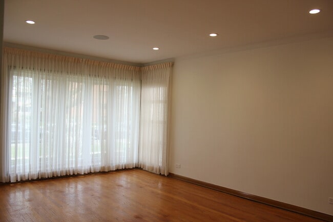 Building Photo - 7615 W Devon Ave