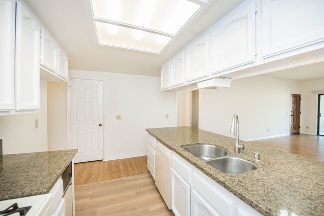 Building Photo - Updated 2 BR- 2 BA in FOUNTAIN VALLEY