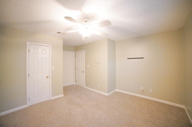 Building Photo - 1100 Greentree Ct