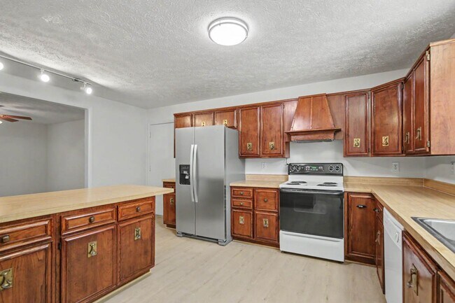 Building Photo - 151 Country Club Dr