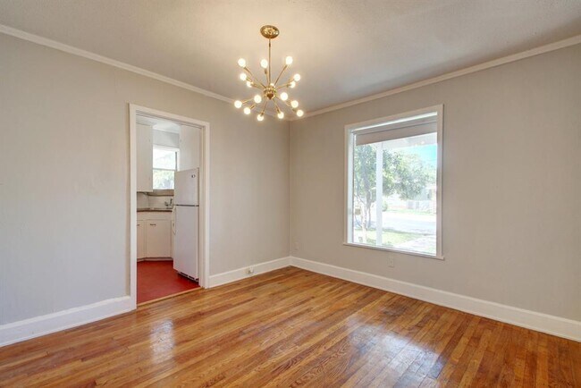 Building Photo - 935 E 53rd St