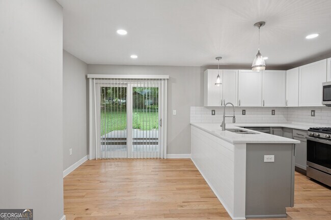 Building Photo - 1335 E Washington Ave