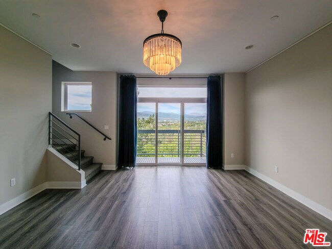 Building Photo - 2753 Waverly Dr