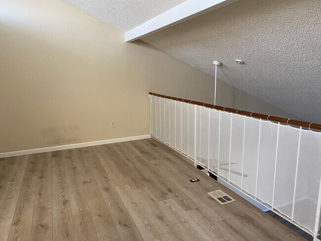Building Photo - Well maintained Harbor Bay townhome. 2 bed...