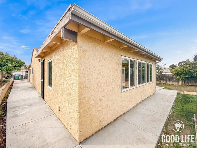 Building Photo - Upgraded 3BR/2BA Home with Garage, Driveway & Large Backyard – Paradise Hills!