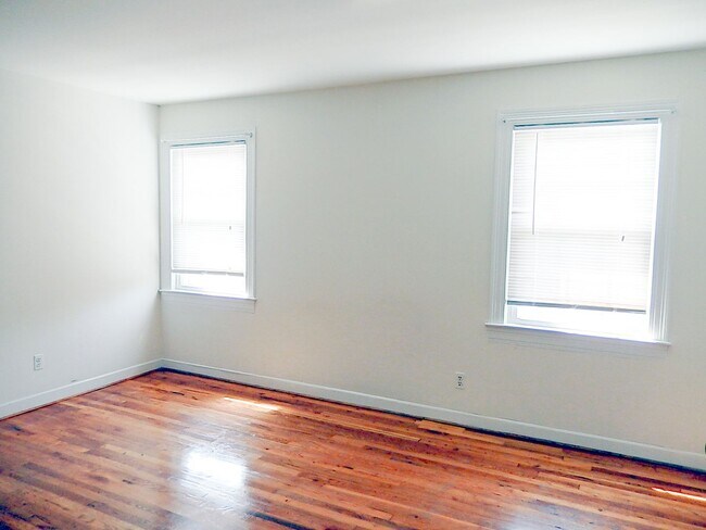 Building Photo - Sun-Filled & Well-Maintained 1 Bed 1 Bath Interior Townhome In Arlington Village