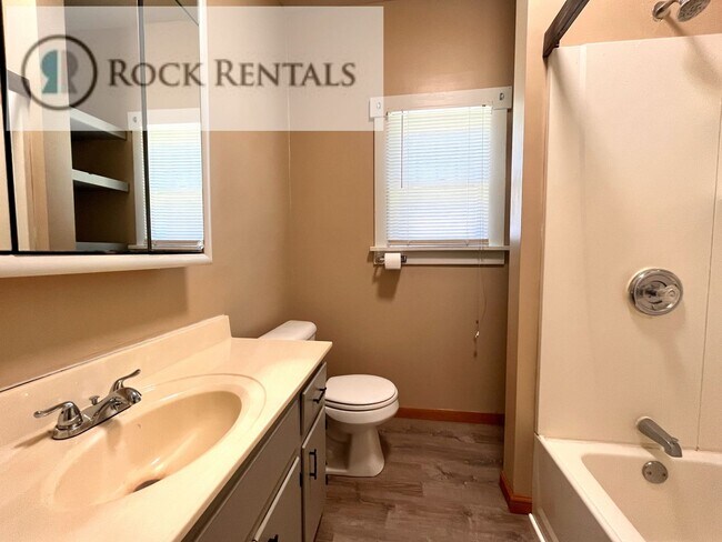 Building Photo - 2 Bed 1 Bath with Hardwood floors